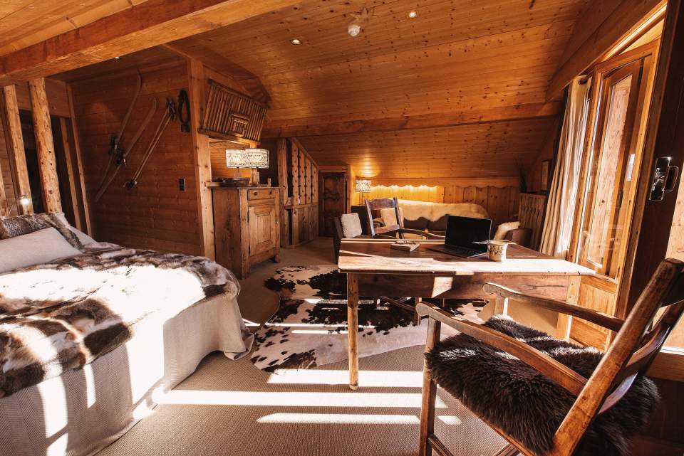 Suite avec espace bureau et canapé vue sur les montagnes